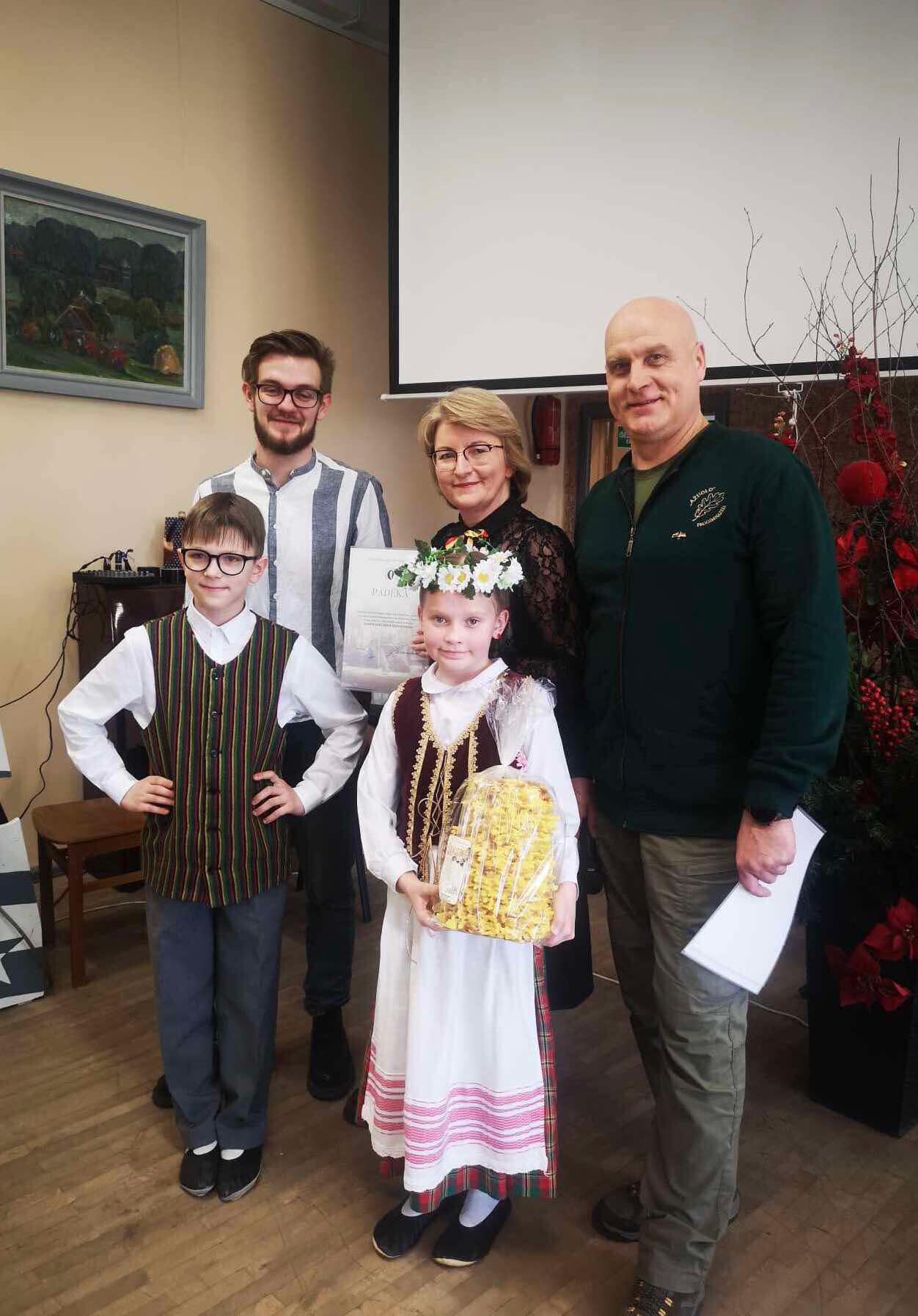 IŠ MAŽOS GILĖS DIDELIS ĄŽUOLAS IŠAUGO,