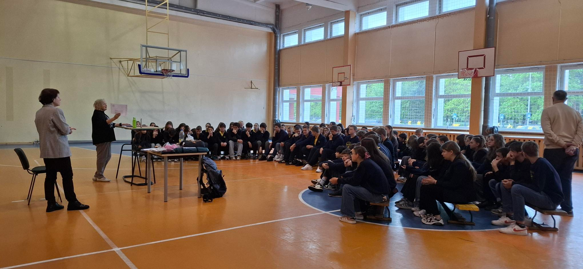 Priešgaisrinės gelbėjimo valdybos atstovai vedė pamokas