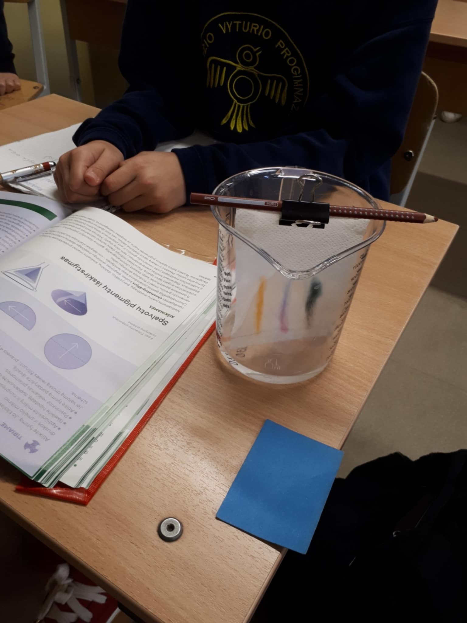 5 klasių mokiniai mokėsi išskirstyti mišinį chromatografijos būdu.