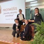 Mokiniai dalyvavo protmūšyje „Senolių skrynią pravėrus“