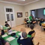 3 d klasės mokiniai dalyvauja gamtos mokyklos organizuojamame STEAM projekte „Kaip lesinti paukščius žiemą’’.