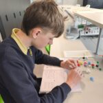 8 – ųjų klasių mokiniai džiaugiasi nauja laboratorija.