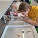 5 klasių mokiniai nustatė varinio, aliuminio ir geležinio kūnų masę išmatavę jų tūrį ir žinodami tankį.