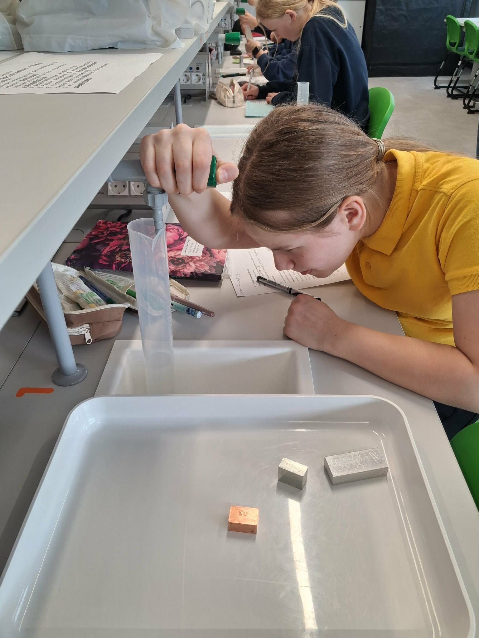 5 klasių mokiniai nustatė varinio, aliuminio ir geležinio kūnų masę išmatavę jų tūrį ir žinodami tankį.