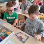 Jaunieji elektros tyrėjai nuo teorijos iki šviečiančių širdelių