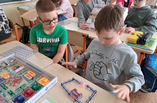 Jaunieji elektros tyrėjai nuo teorijos iki šviečiančių širdelių