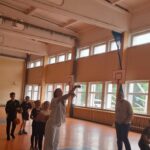 Energingai įsibėgėjusi II stovyklos sesija nuo azartinio orientacinio iki sportinių kovų aikštelėje