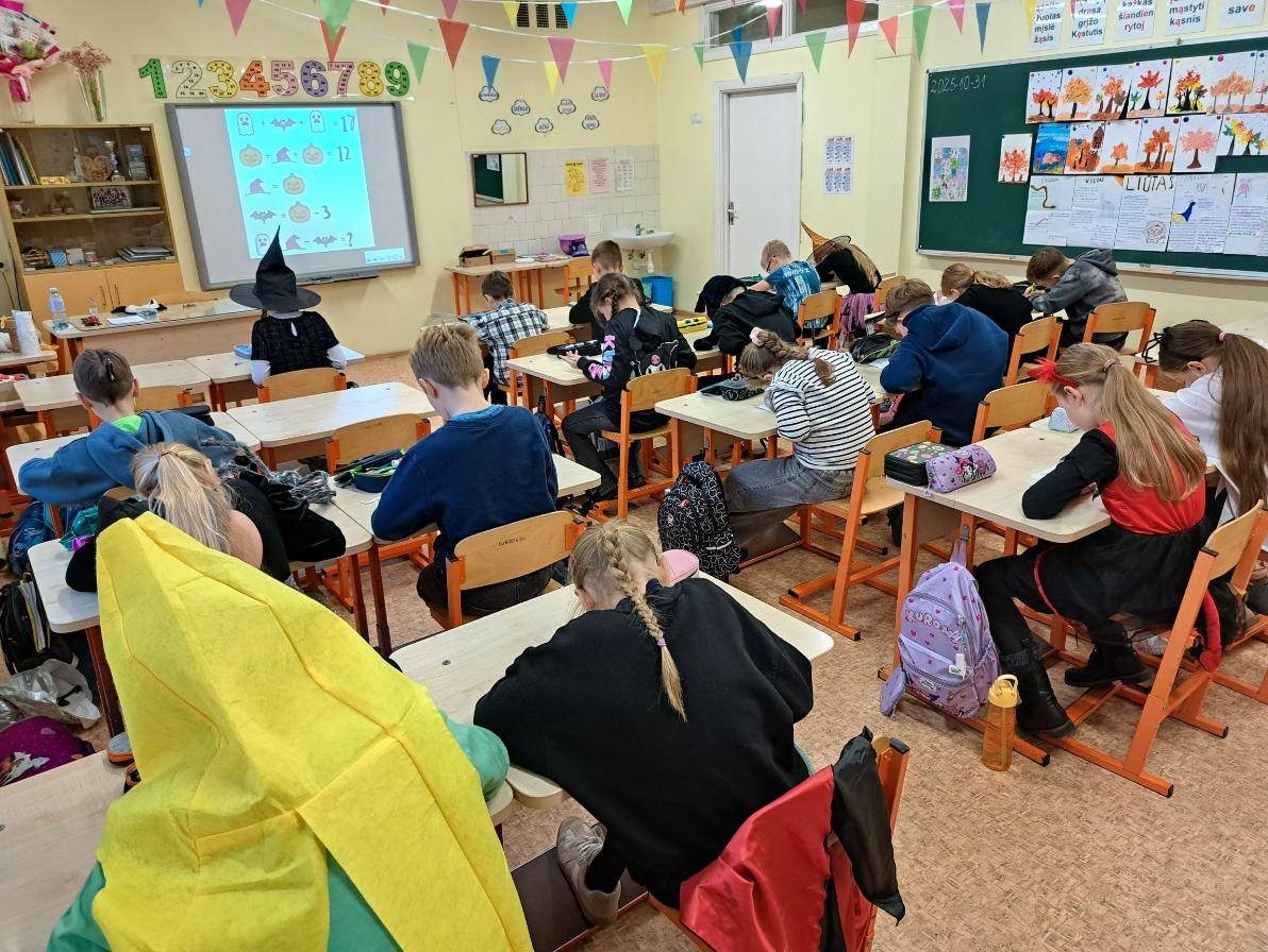 Spalio 31 d. 3b klasėje vyko integruota STEAM diena, skirta Helovinui ir Vėlinėms paminėti.