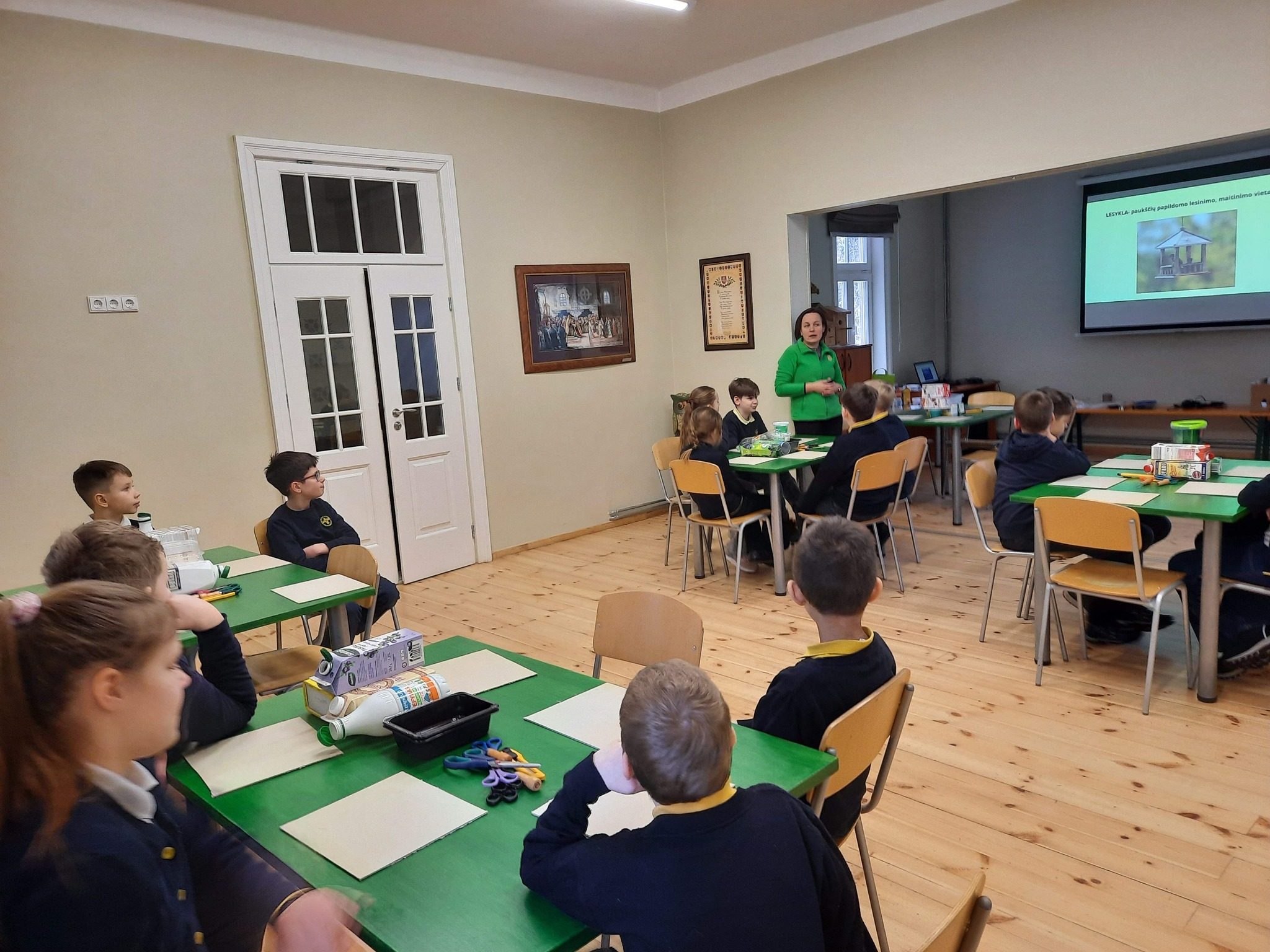 3 d klasės mokiniai dalyvauja gamtos mokyklos organizuojamame STEAM projekte „Kaip lesinti paukščius žiemą’’.