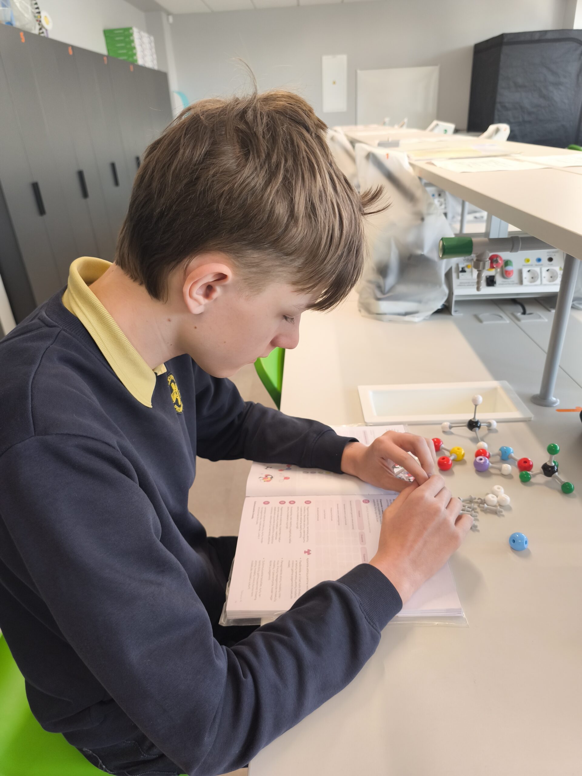 8 – ųjų klasių mokiniai džiaugiasi nauja laboratorija.